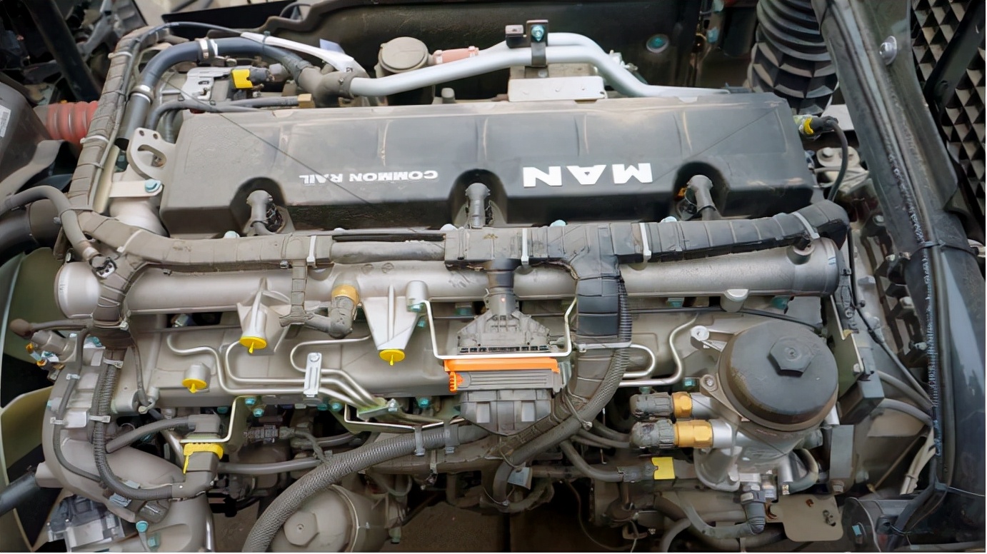 这款曼恩自主研发的直列6缸,高压共轨,涡轮增压柴油发动机,经过几代