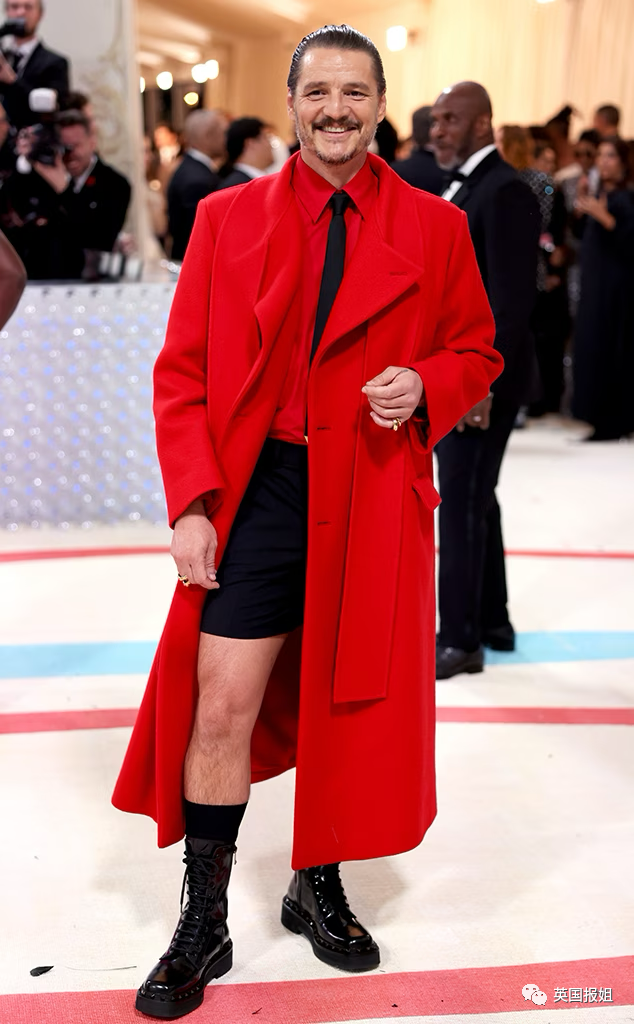 大哥穿的华伦天奴,红色风衣衬衫配黑色短裤,属实红毯"杀手"了.