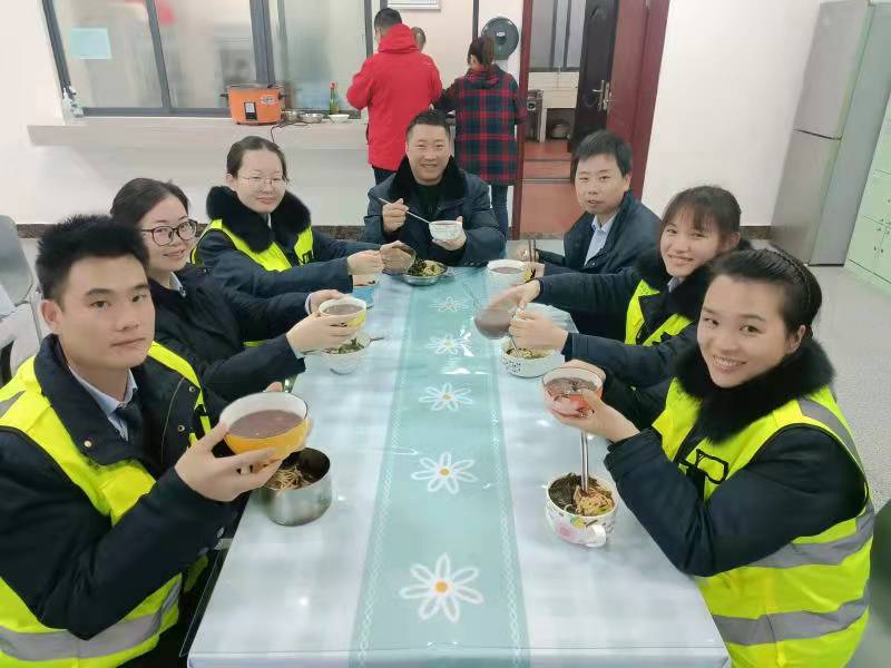 湖北武当山收费站给防疫人员送腊八粥温暖人心
