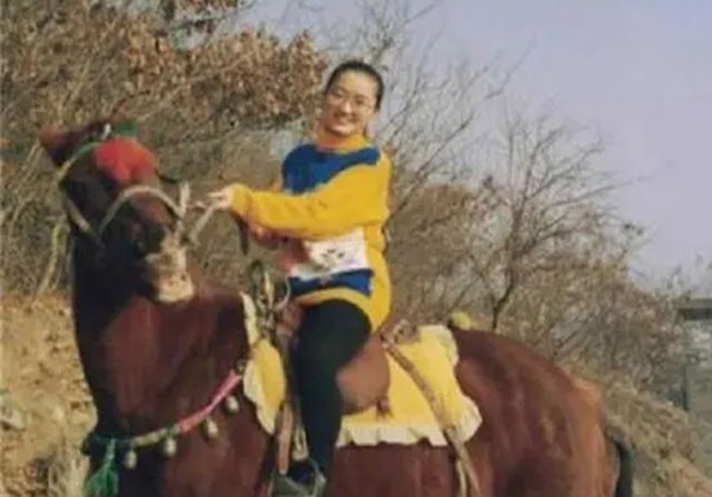 99年“首富”牟其中入狱，妻子携子赴德，小28岁的小姨子却未离开