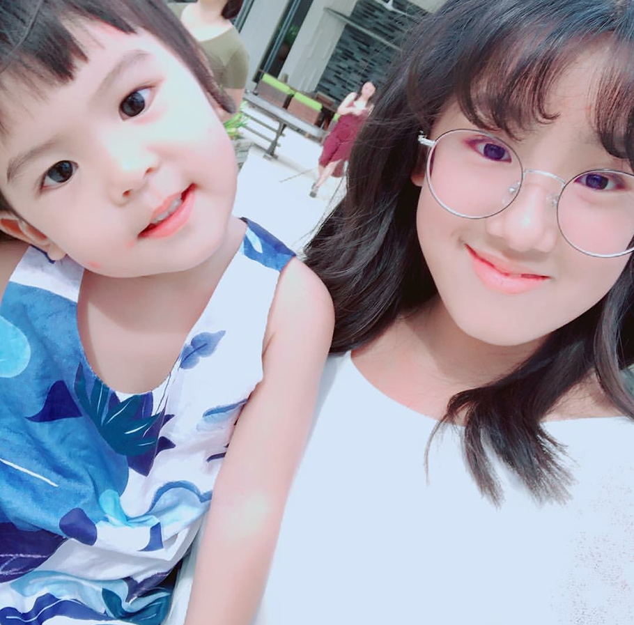 贾静雯荣归母校被评为杰出校友，晒多张童年照，咘咘和妈妈神相似