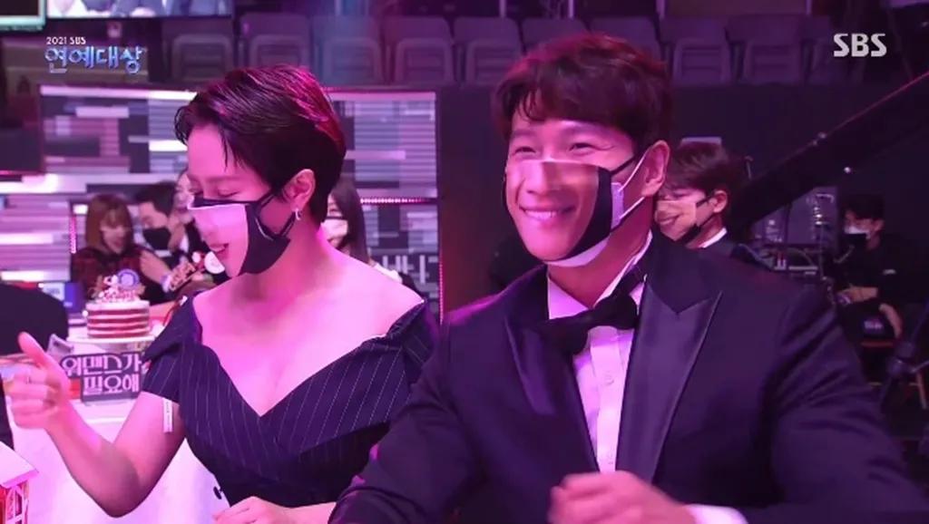 宋智孝金鍾國看aespa舞台上的舉動，被攝像機抓到了