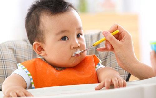 大人咀嚼过的饭菜可以喂给孩子吃？错了，除了不卫生还有这些影响