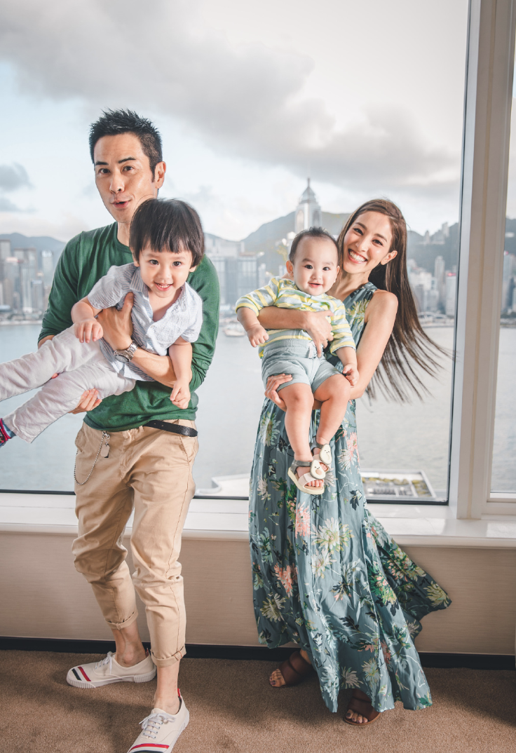 郑嘉颖90后娇妻携子拍广告，母子三人温馨互动，兄弟俩颜值颇高