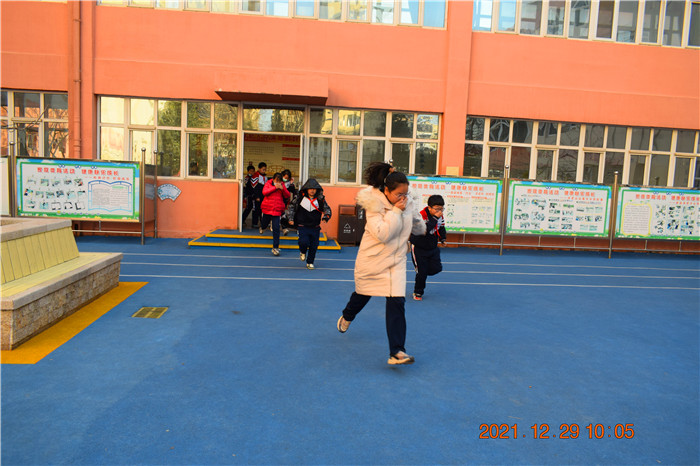 邯山區(qū)美的小學開展消防安全緊急疏散演練(圖6) 邯山區(qū)美的小學開展消防安全緊急疏散演練(圖6)