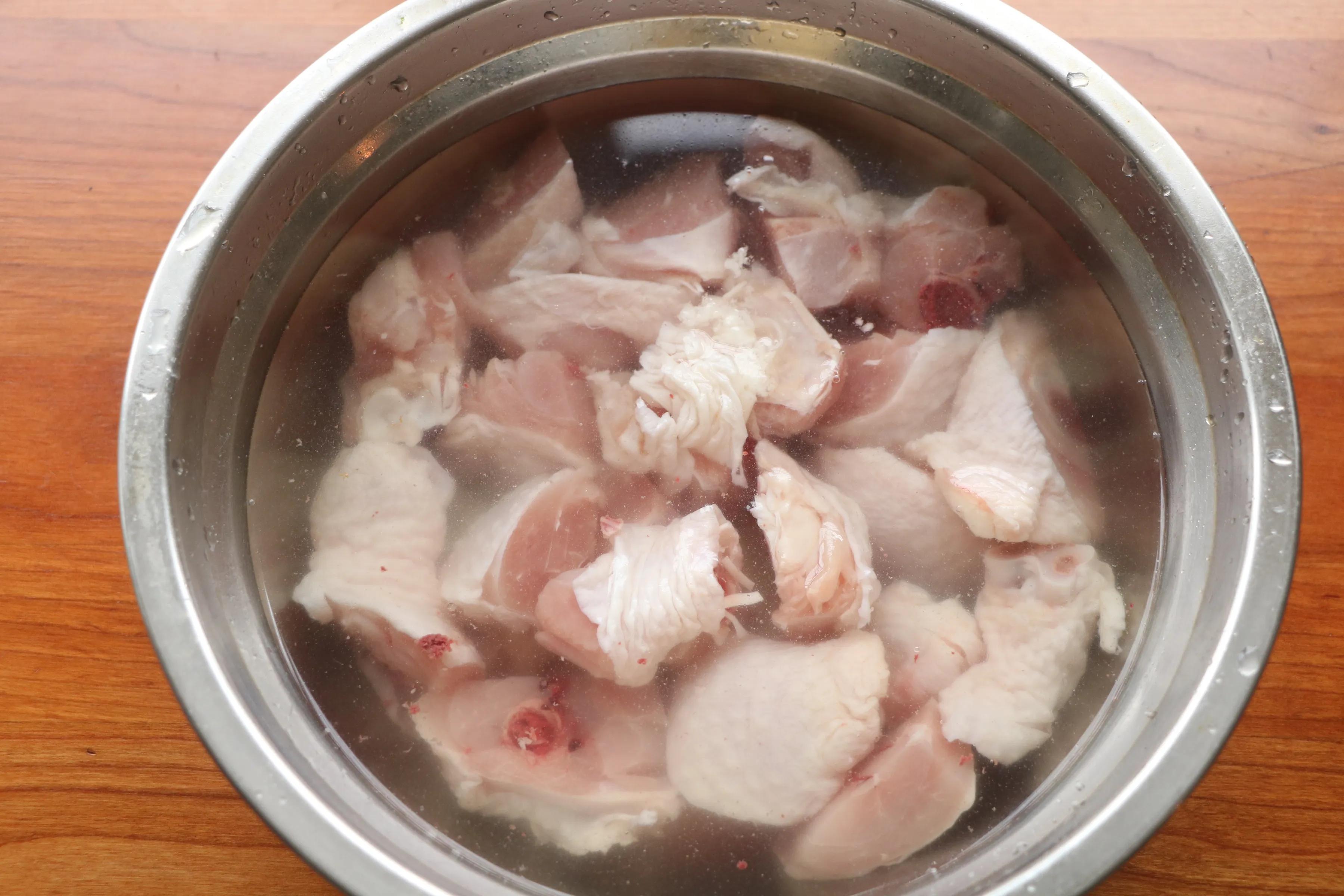 天气凉了，来上一盘黄焖鸡，有肉有菜营养丰富，自己做太香了