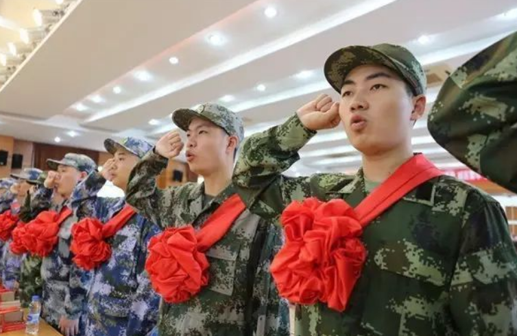 2022参军入伍有变化，5类人无法拥有军人身份，尽早了解没坏处
