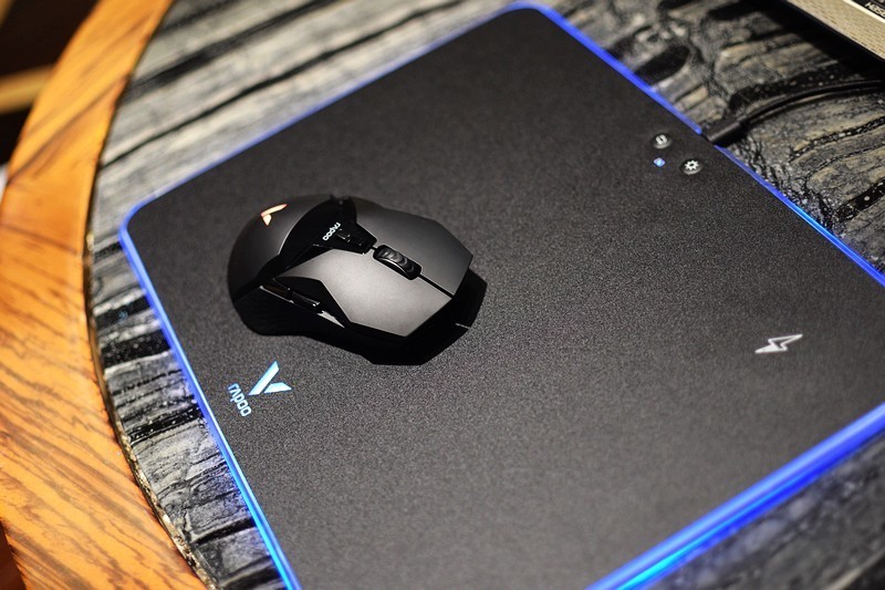 再也不怕没电了 雷柏V10RGB幻彩背光无线充电游戏鼠标硬垫