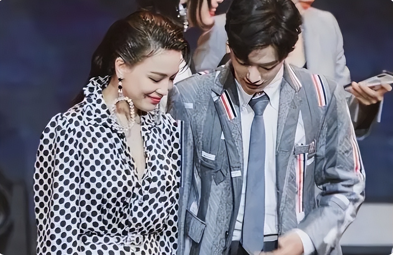 肖战舒淇同台出席品牌活动,相谈甚欢姿态亲昵,过分亲密惹人非议最新
