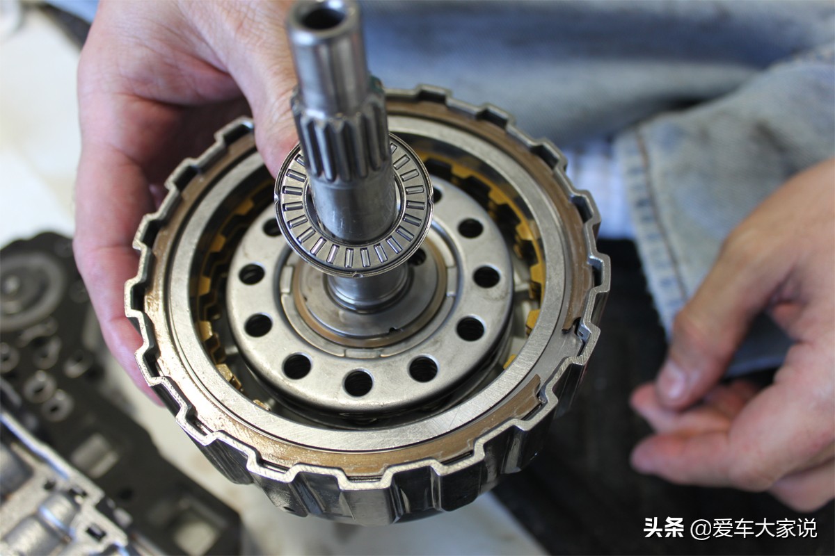 自動擋等紅燈，掛D擋踩剎車，你知道變速箱在經歷什么嗎？