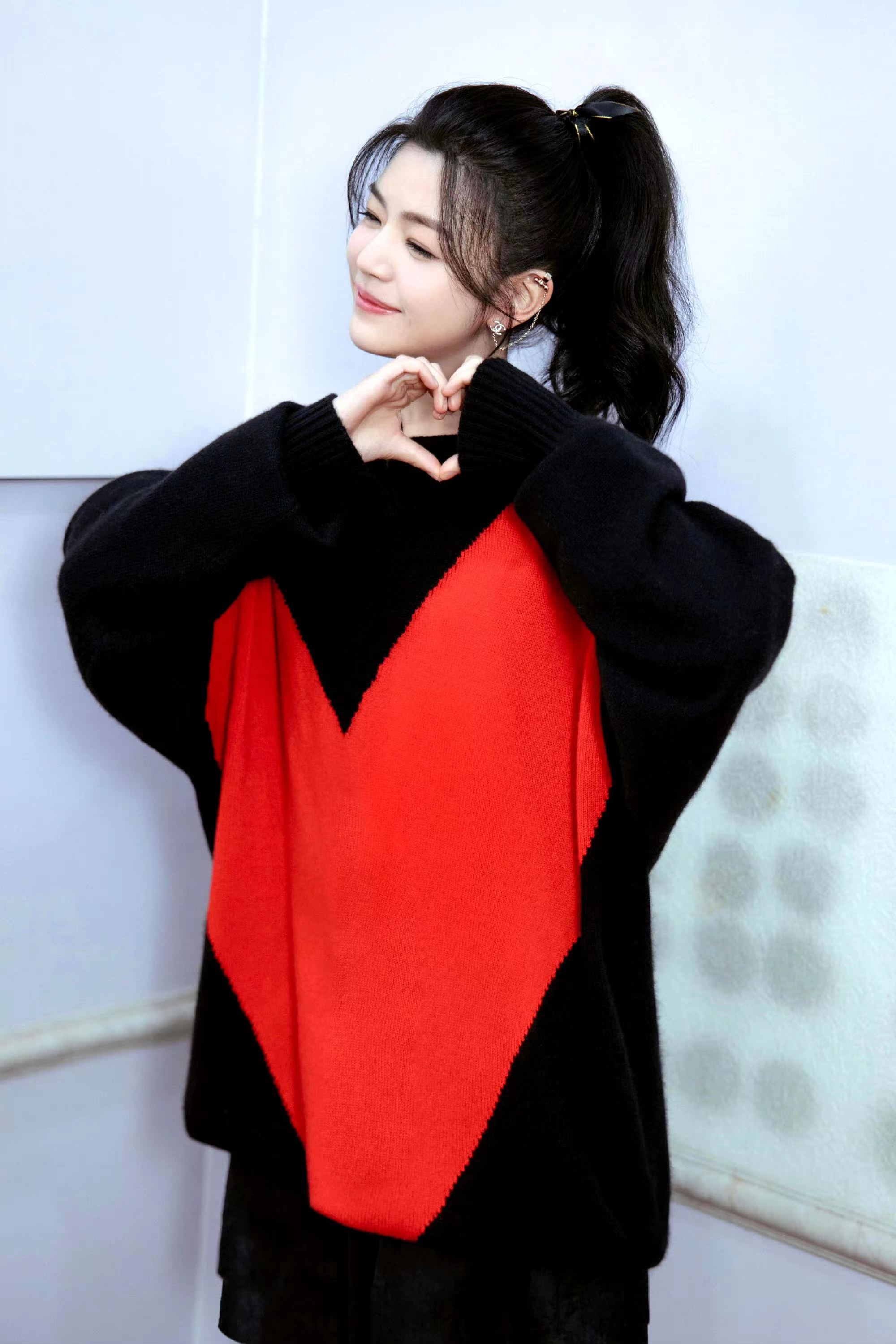 陈妍希恋综首秀,宽松针织毛衣搭短裙,扎高马尾活力减龄!