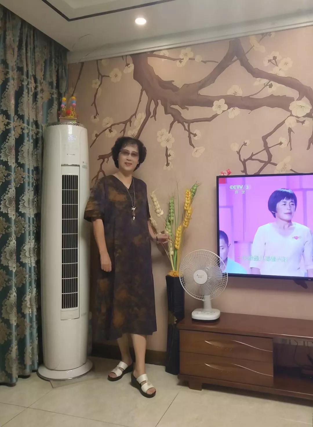 母亲细细端详着孩子送给自己的生日礼物（送给儿童的生日礼物）
