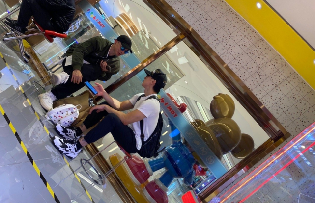 吴尊晒照庆儿女放寒假，获女儿投喂满脸幸福，NeiNei越长越像妈妈