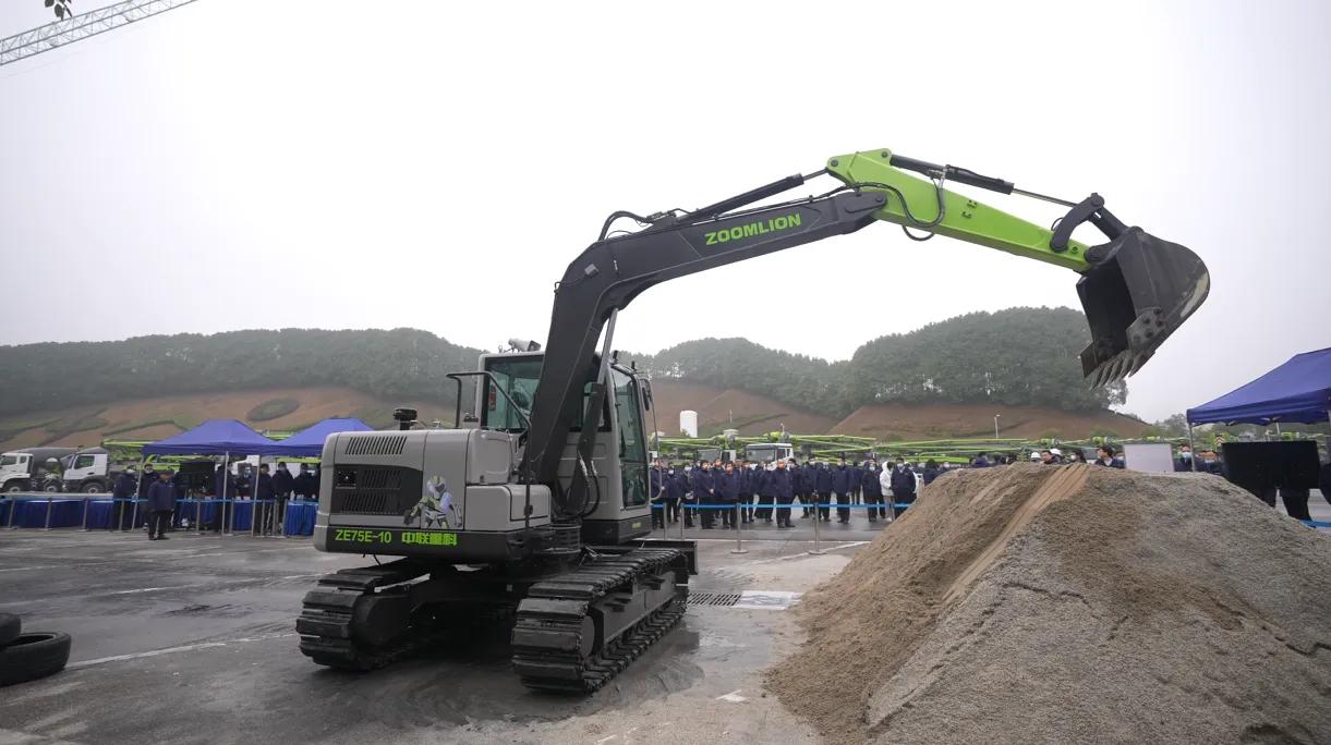 勇闯科技无人区 南宫·NG28重科发布智能挖掘机器人 引领人机协同新未来