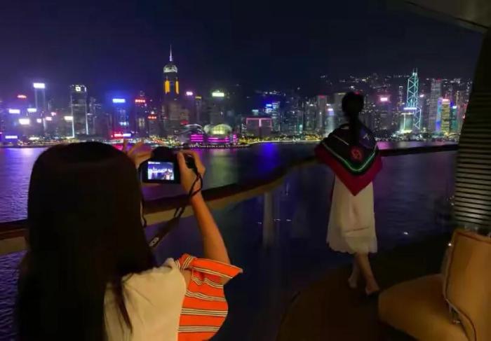 郭可盈晒温馨全家福，为林文龙庆54岁生日，4500万独立屋内景曝光