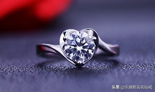 订婚钻戒一般多少钱合适（订婚钻戒价格要怎样确定才合适）