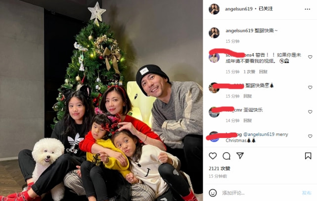 贾静雯大女儿晒全家福，咘咘波妞躺妈妈怀里卖萌，一家五口超有爱