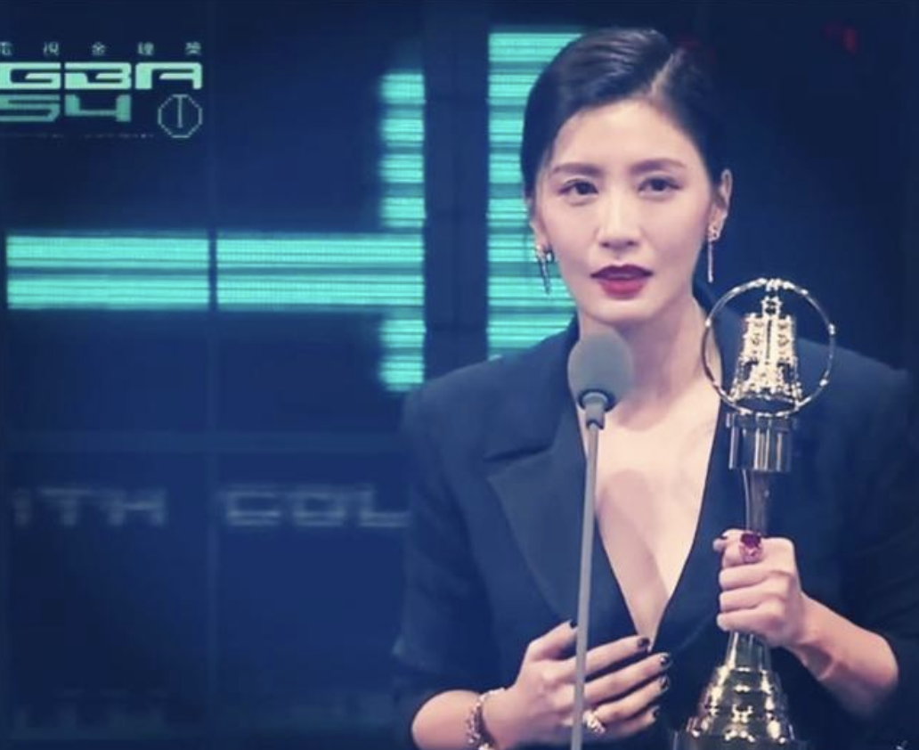 贾静雯荣归母校被评为杰出校友，晒多张童年照，咘咘和妈妈神相似