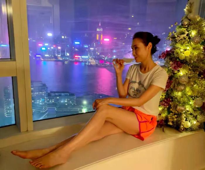 郭可盈晒温馨全家福，为林文龙庆54岁生日，4500万独立屋内景曝光