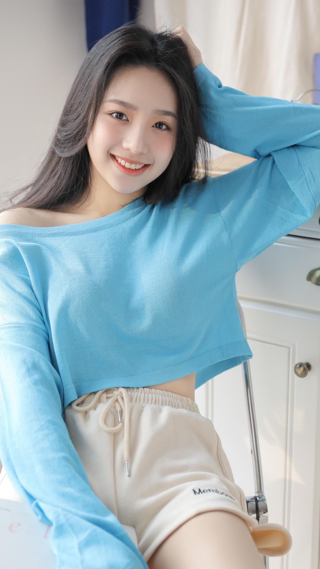 美女写真:清纯女生居家休闲艺术照,长发美腿笑容甜美最新消息动态公布