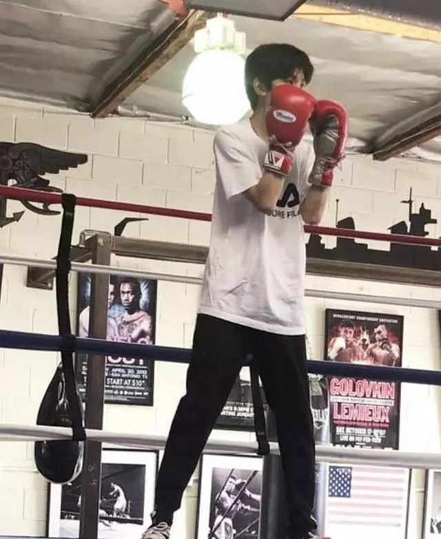 王源健身照臂膀肌肉暴起,不再是小鲜肉要走型男路线