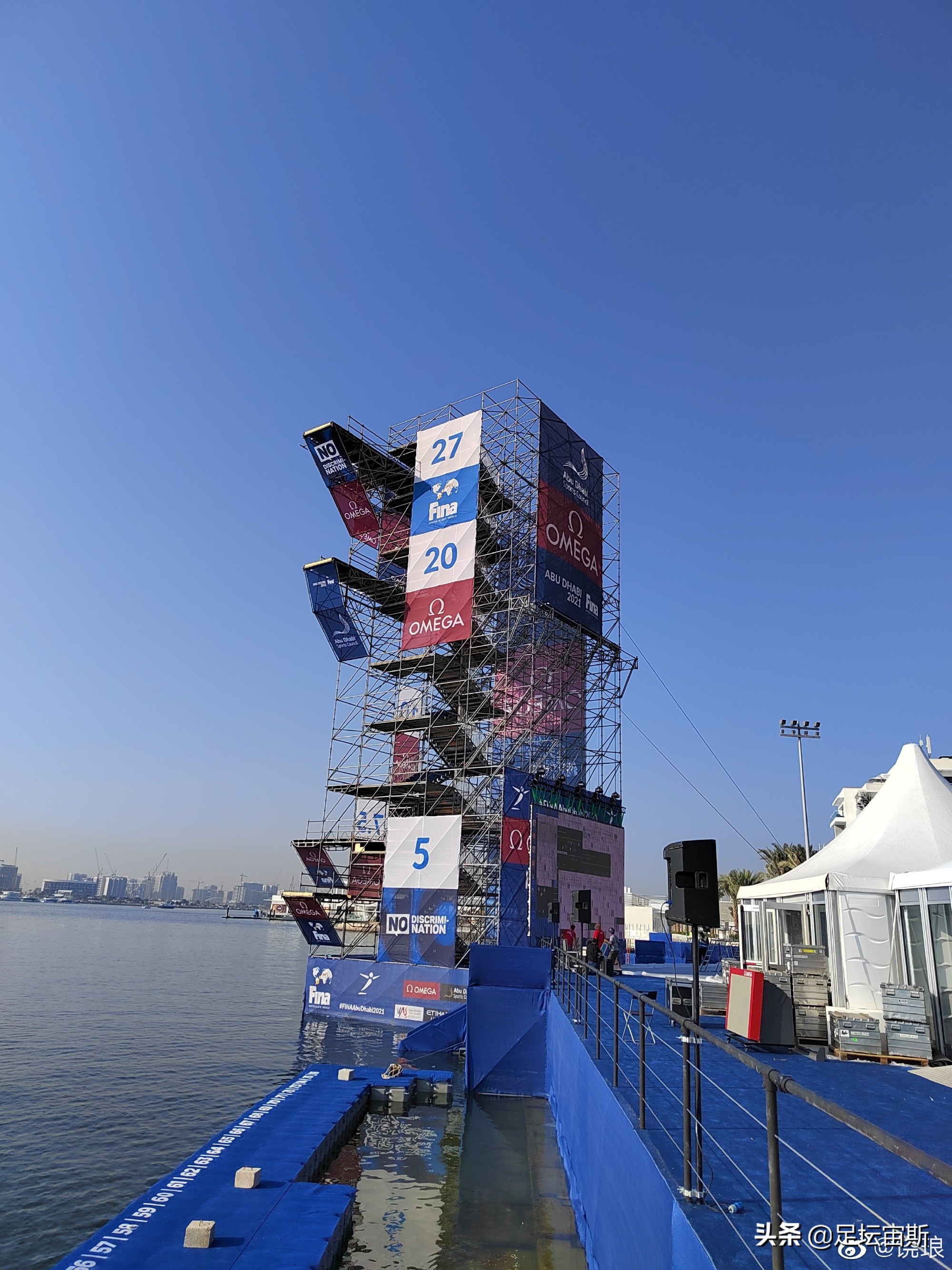 全红婵备战跳海表演，背小水壶比剪刀手，施廷懋踮脚搭肩全妹合影