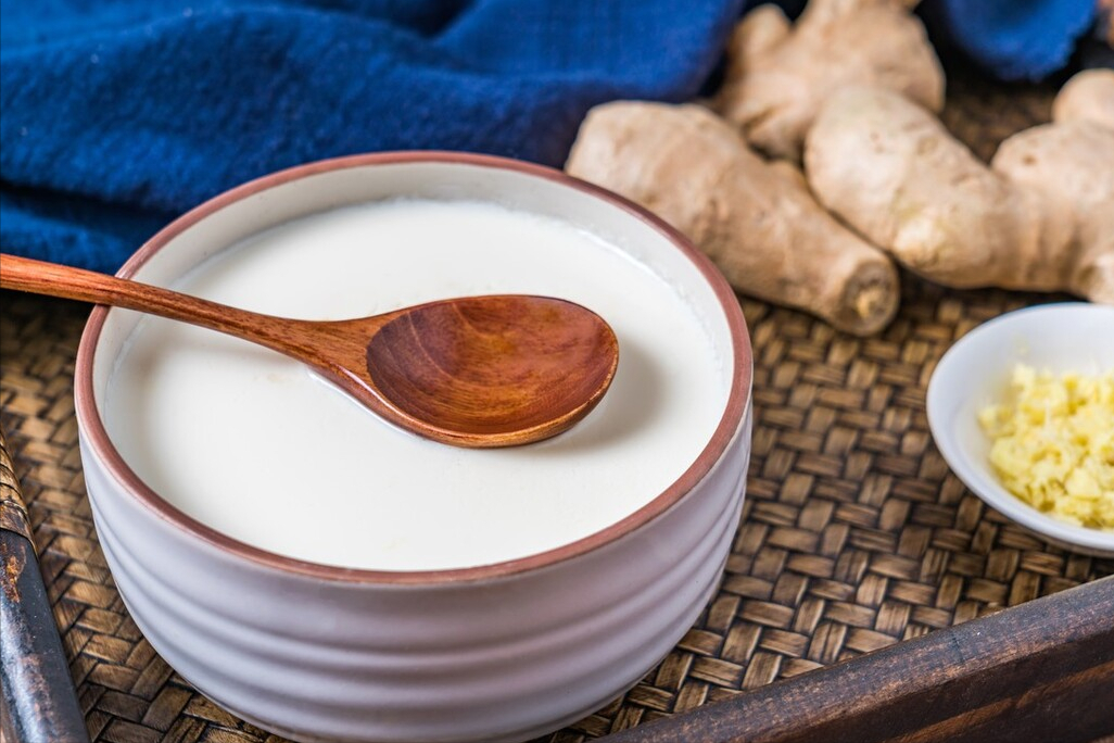 做姜撞奶时，掌握3个要点，香甜嫩滑如布丁，女人冬天吃驱寒暖胃