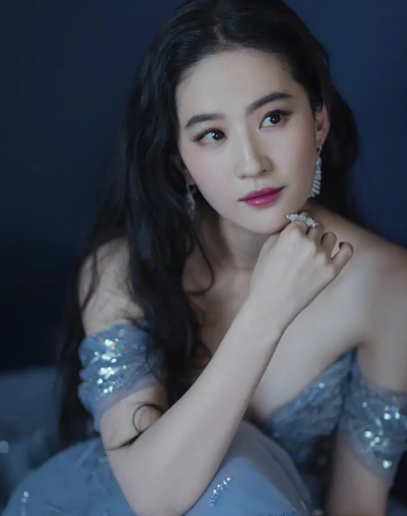 36岁刘亦菲独自现身机场!不带保镖显低调,大方露出小蛮腰身材好