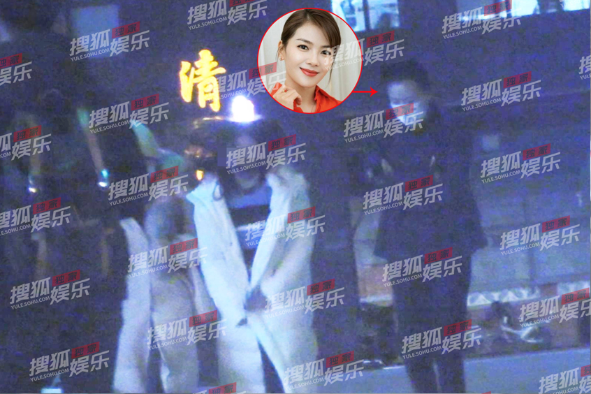 刘涛亲自接女儿放学，13岁身高直逼妈妈，两人在寒风中一路小跑