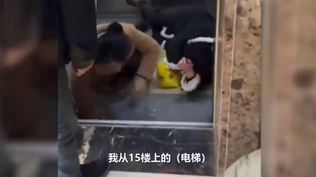 安徽合肥一小区电梯从16楼坠落致多人受伤，伤者已被紧急送往医院