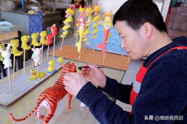 甘肃平凉：民间艺人制作“面塑老虎”迎新年 惟妙惟肖惹人爱