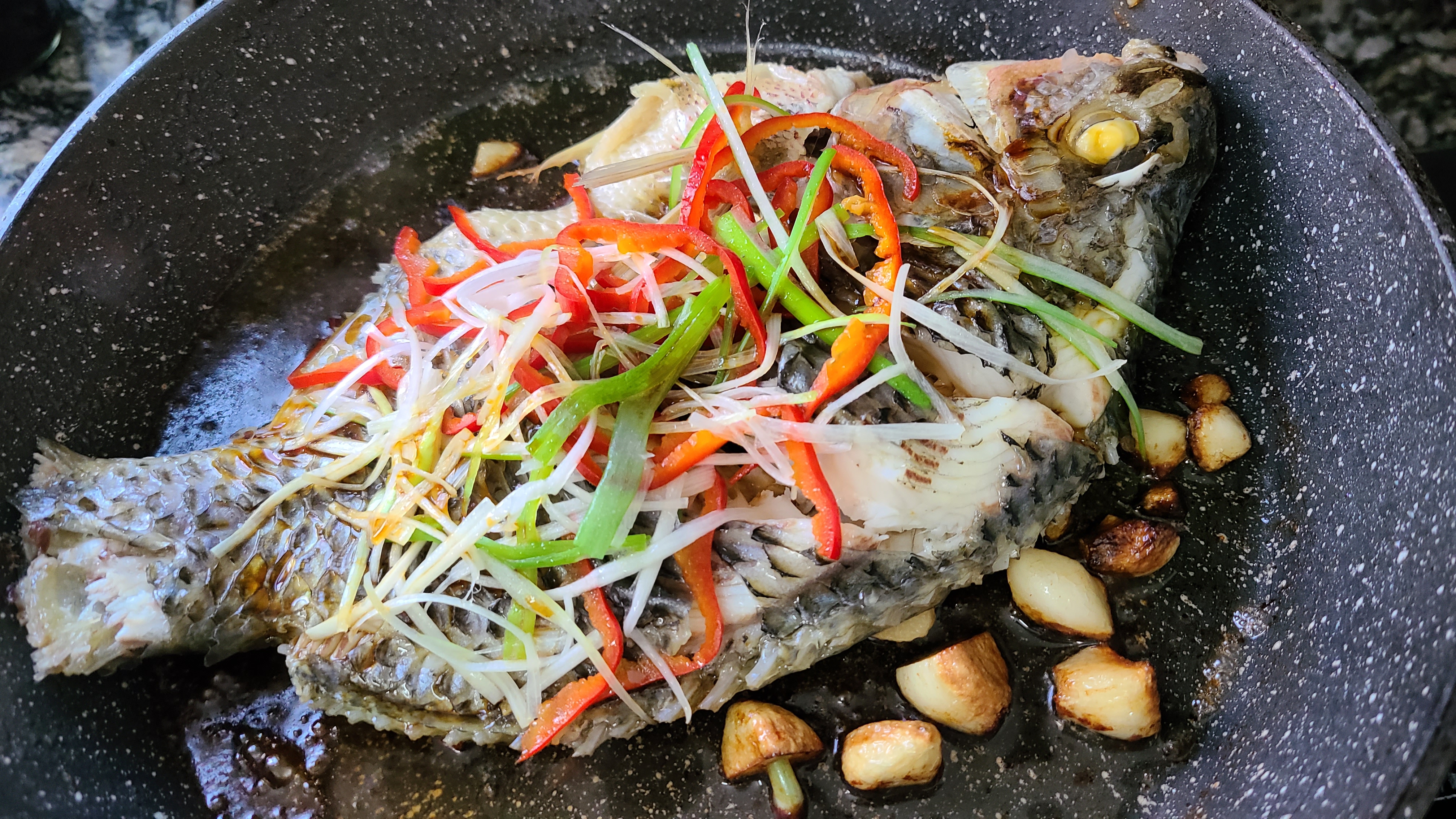 蒜香焗鱼这做法在广东出了名，老厨师教的一道菜，味香肉嫩