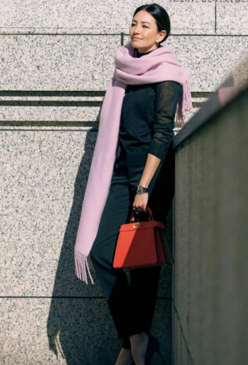 40＋女性如何找准风格定位？学习日本主妇的冬季穿搭，简约又气质