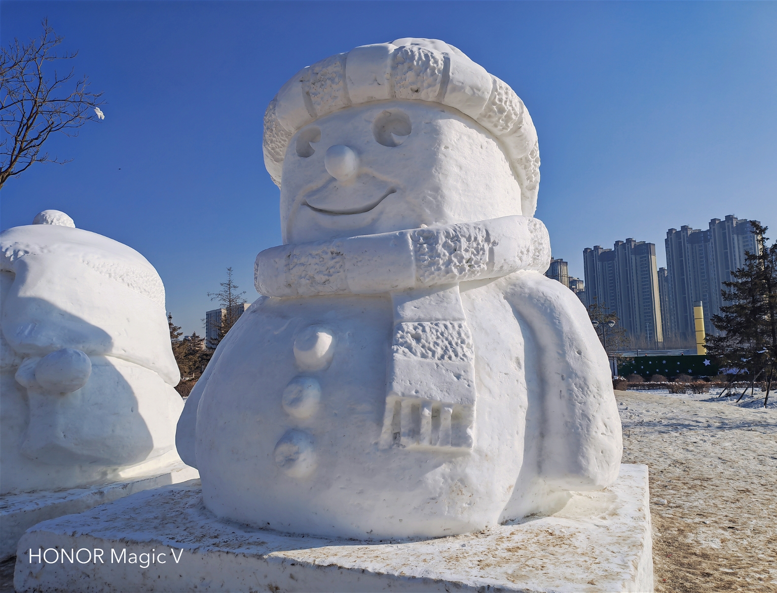 荣耀首款折叠屏Magic V评测：新骁龙8加特，三组镜头影像能力巅峰