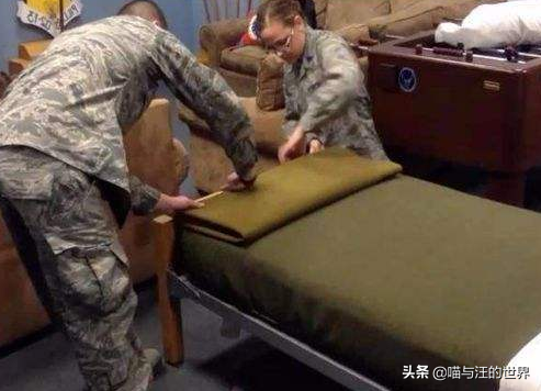 都是叠被子，中国军人叠成豆腐块，美军折成45度角，印度军人呢？