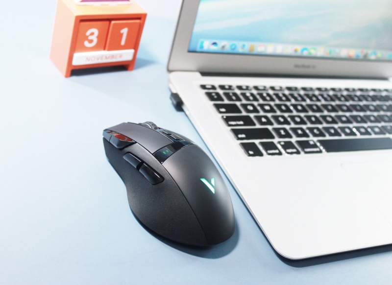 酷炫外设新选择—雷柏V10RGB幻彩背光无线充电游戏鼠标套装