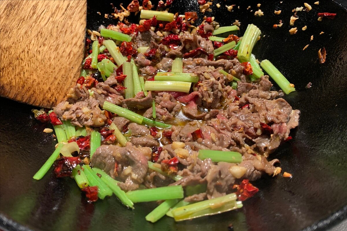 家常小炒牛肉，做好关键2步，出锅鲜嫩多汁不塞牙，老人也能嚼动