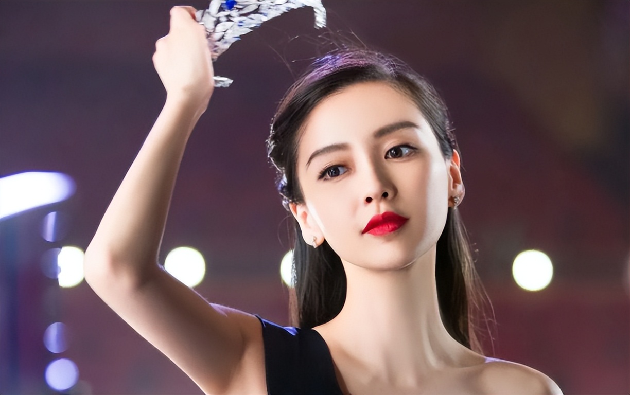 虽然词条很和谐,但是不少网友觉得黄晓和angelababy杨颖这波疑似是在