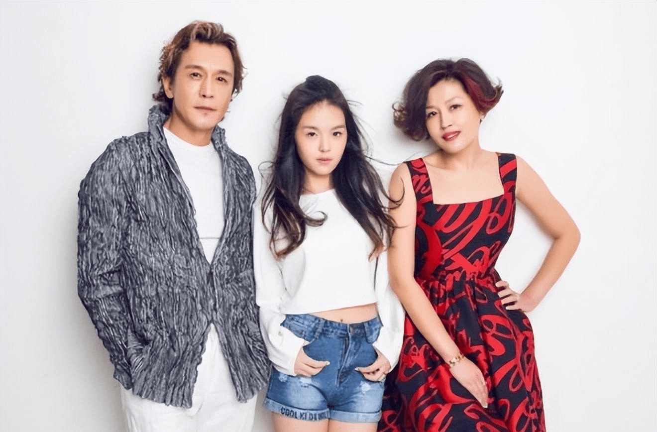 哈文参加女儿哥大毕业礼,21岁法图麦颜值超高!