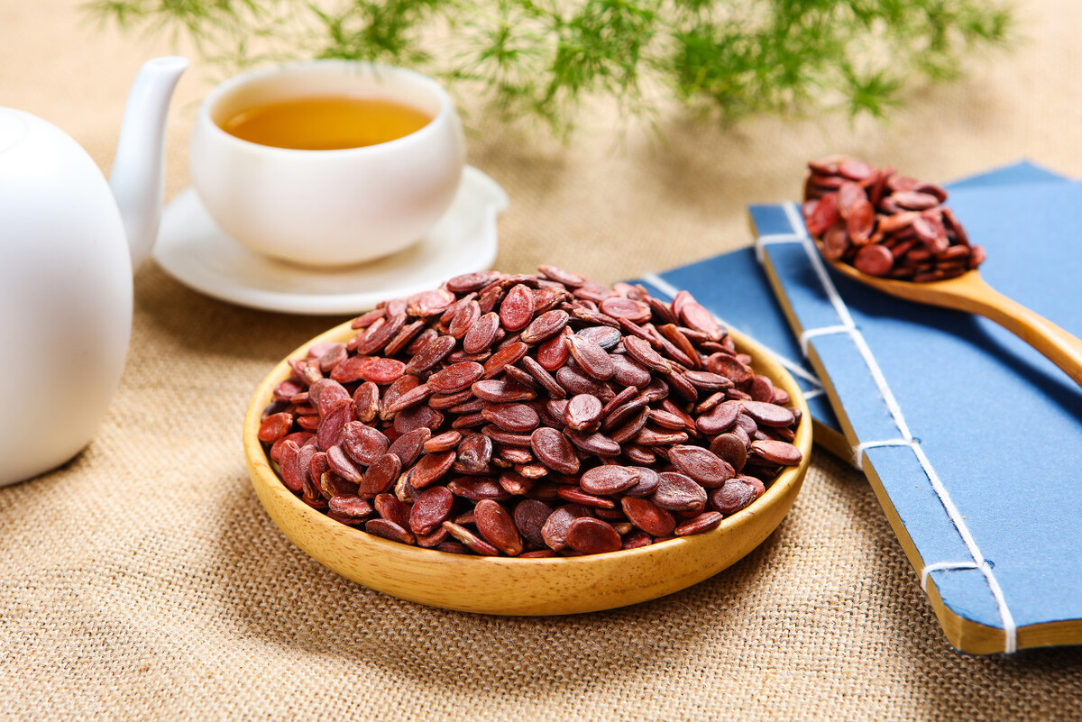 吃一把瓜子等于喝一勺油？教你正确吃瓜子的方法，吃出营养和健康