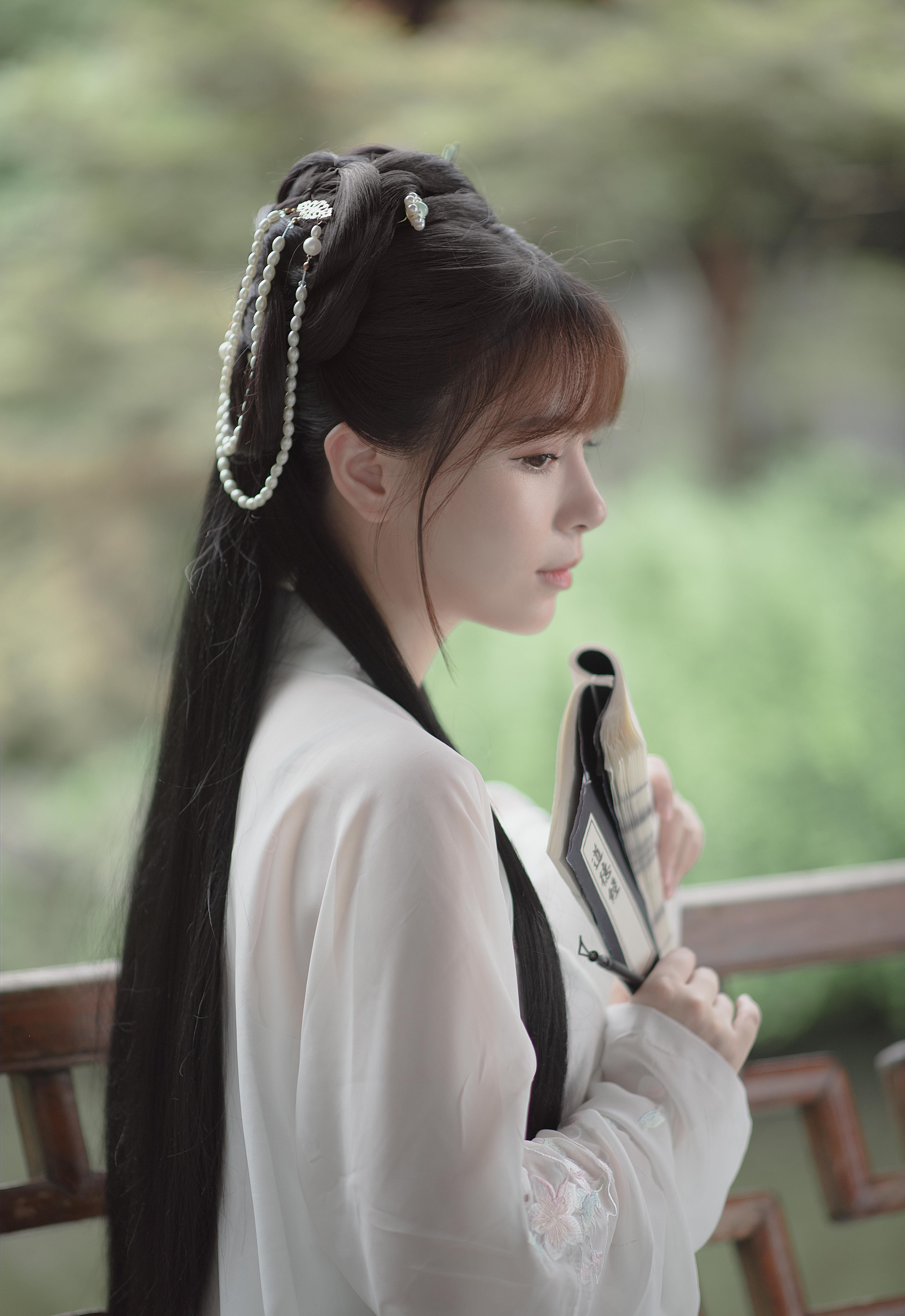 气质优雅美女户外好看甜美迷人写真图片