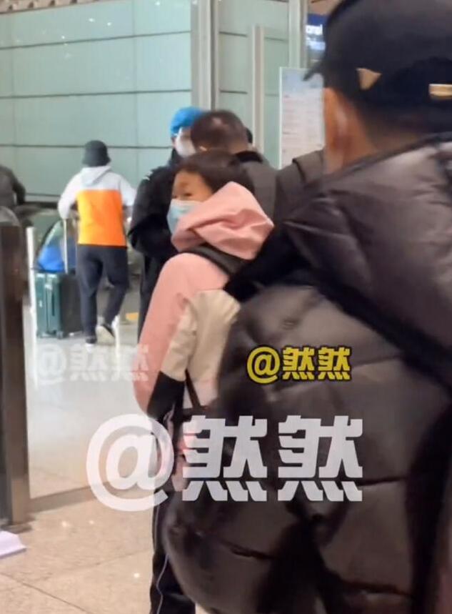 全红婵机场出征照曝光！教练形影不离并非陈若琳，告别粉丝好暖心