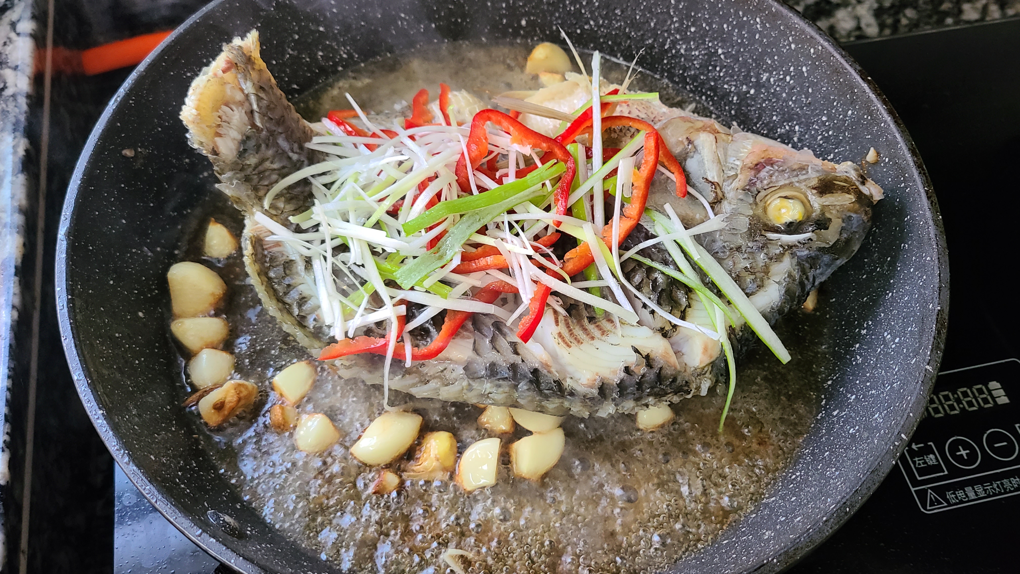蒜香焗鱼这做法在广东出了名，老厨师教的一道菜，味香肉嫩