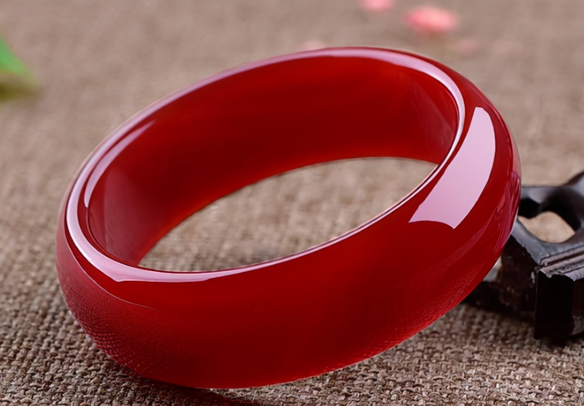 (玉镯戴哪只手比较好)