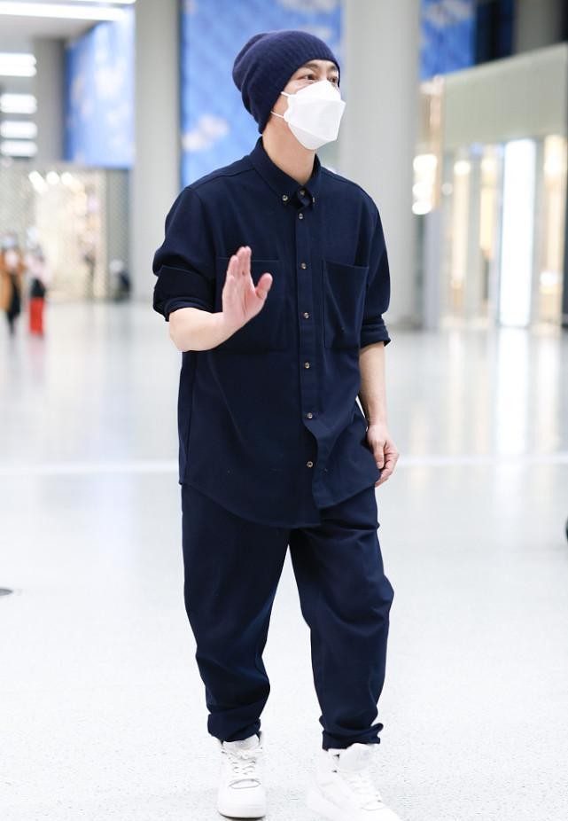 张卫健穿面包服似“小巨人”，夹克里面套件卫衣，这是有多怕冷