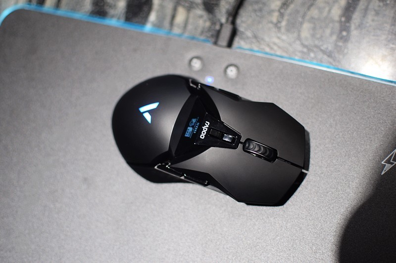 再也不怕没电了 雷柏V10RGB幻彩背光无线充电游戏鼠标硬垫