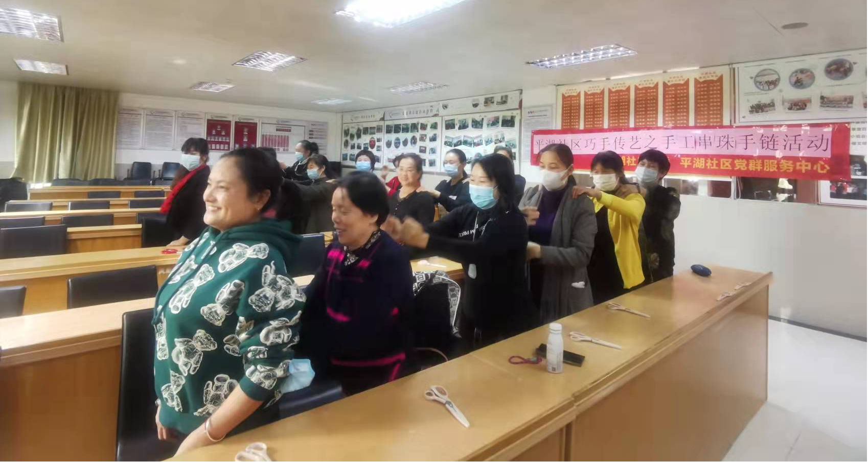 平湖社区：巧手传艺之手工串珠手链活动