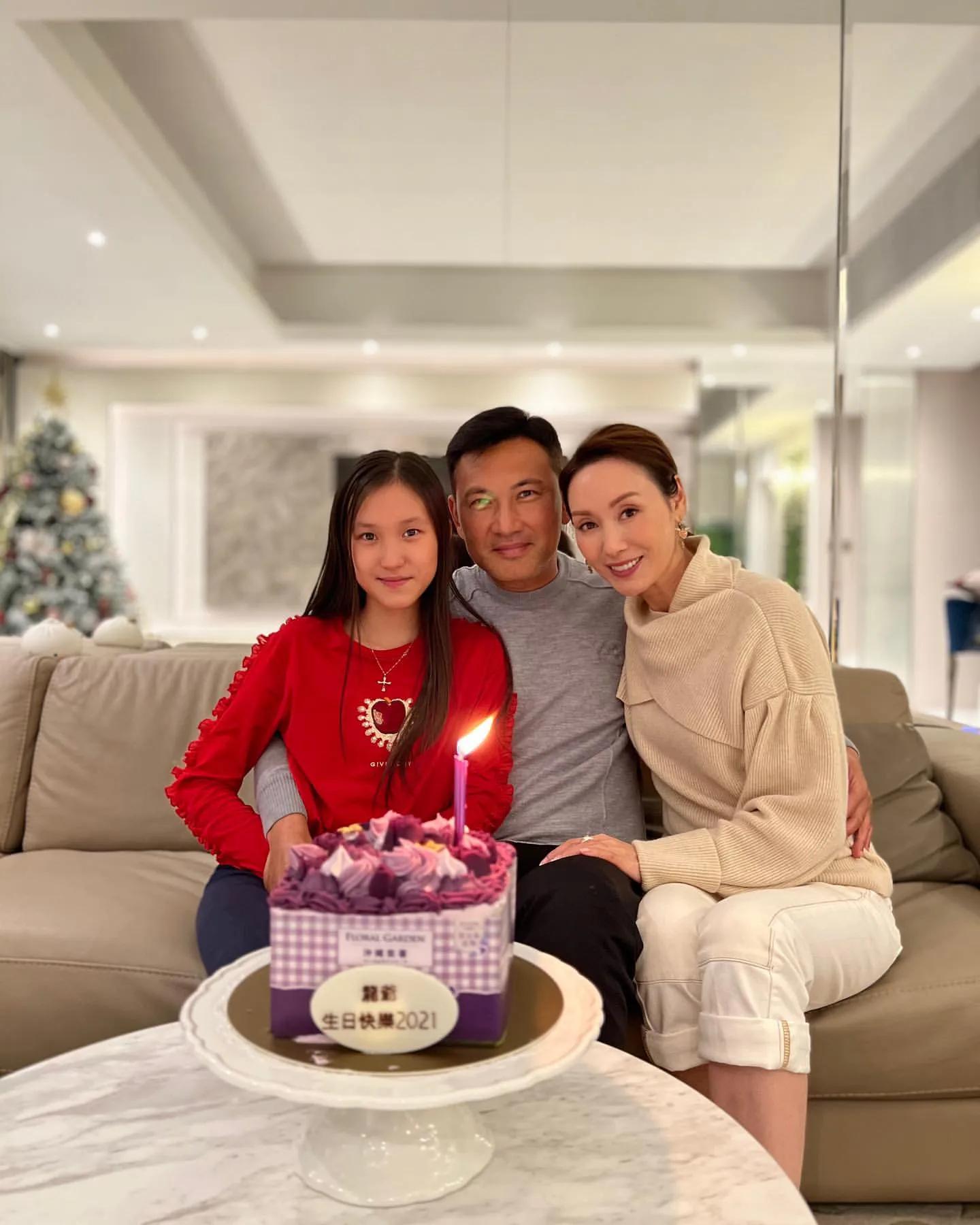 郭可盈晒温馨全家福，为林文龙庆54岁生日，4500万独立屋内景曝光