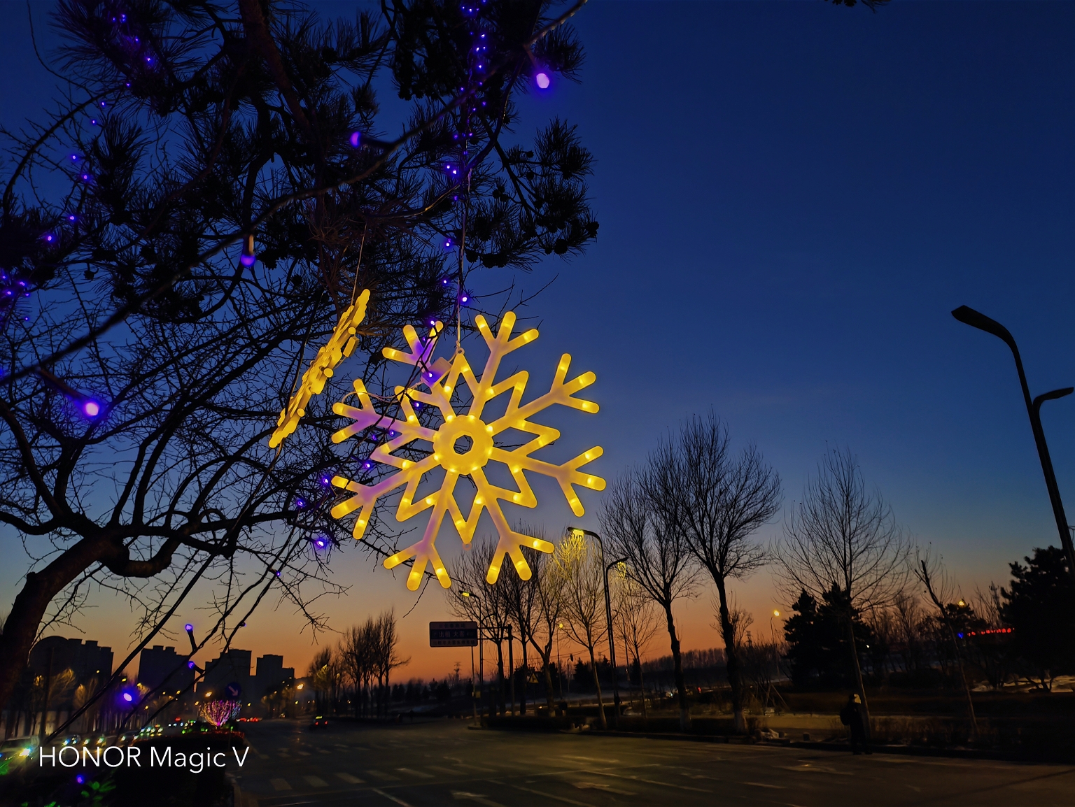 荣耀首款折叠屏Magic V评测：新骁龙8加特，三组镜头影像能力巅峰