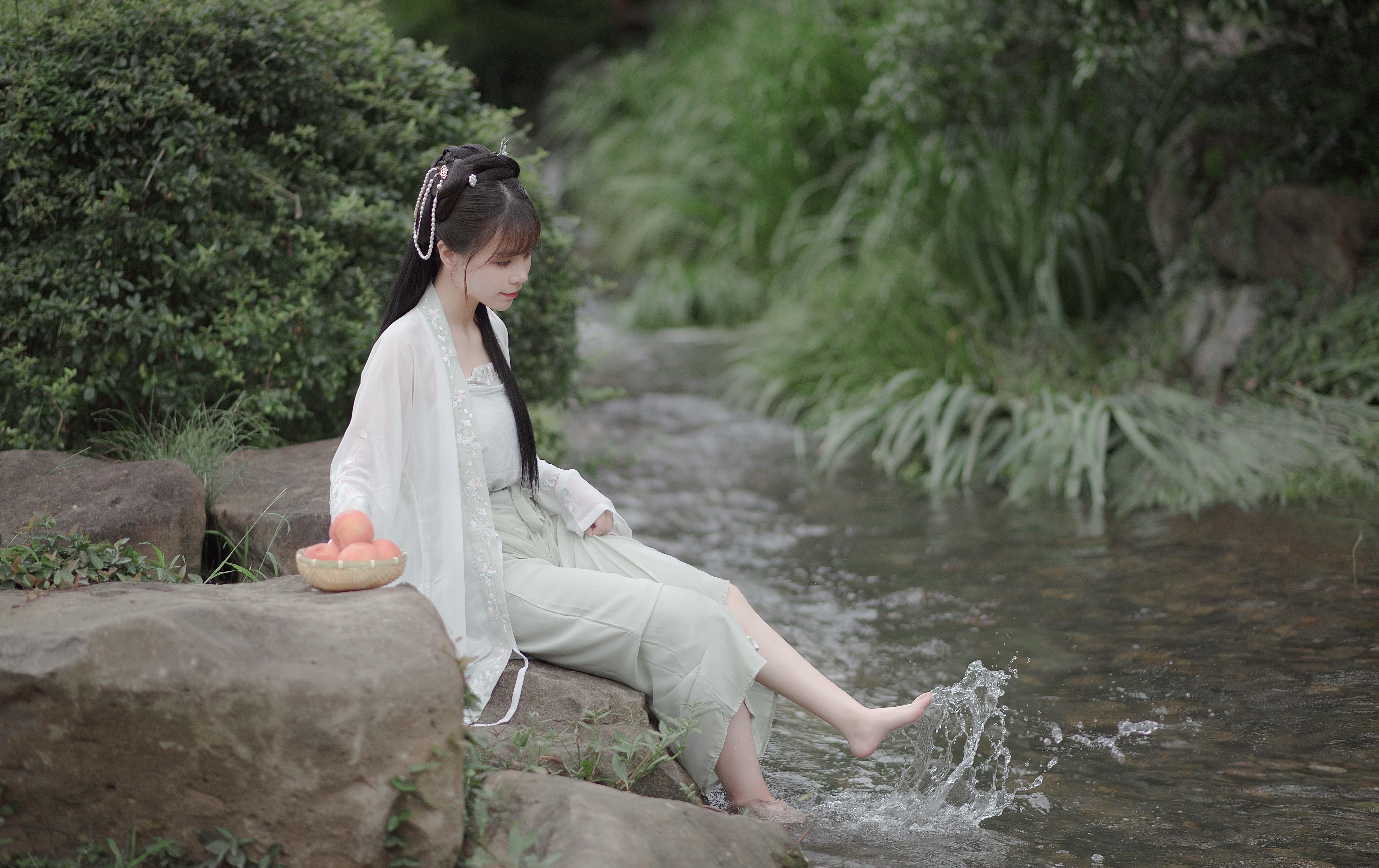 气质优雅美女户外好看甜美迷人写真图片